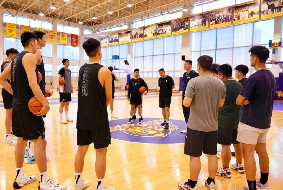 关于强度拉满！广东男篮分享队员全场5v5训练片段的信息