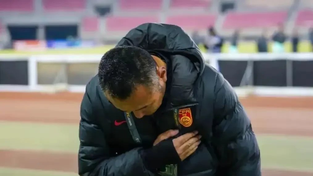 装傻不辞职的所谓教练，你指望他拯救中国足球