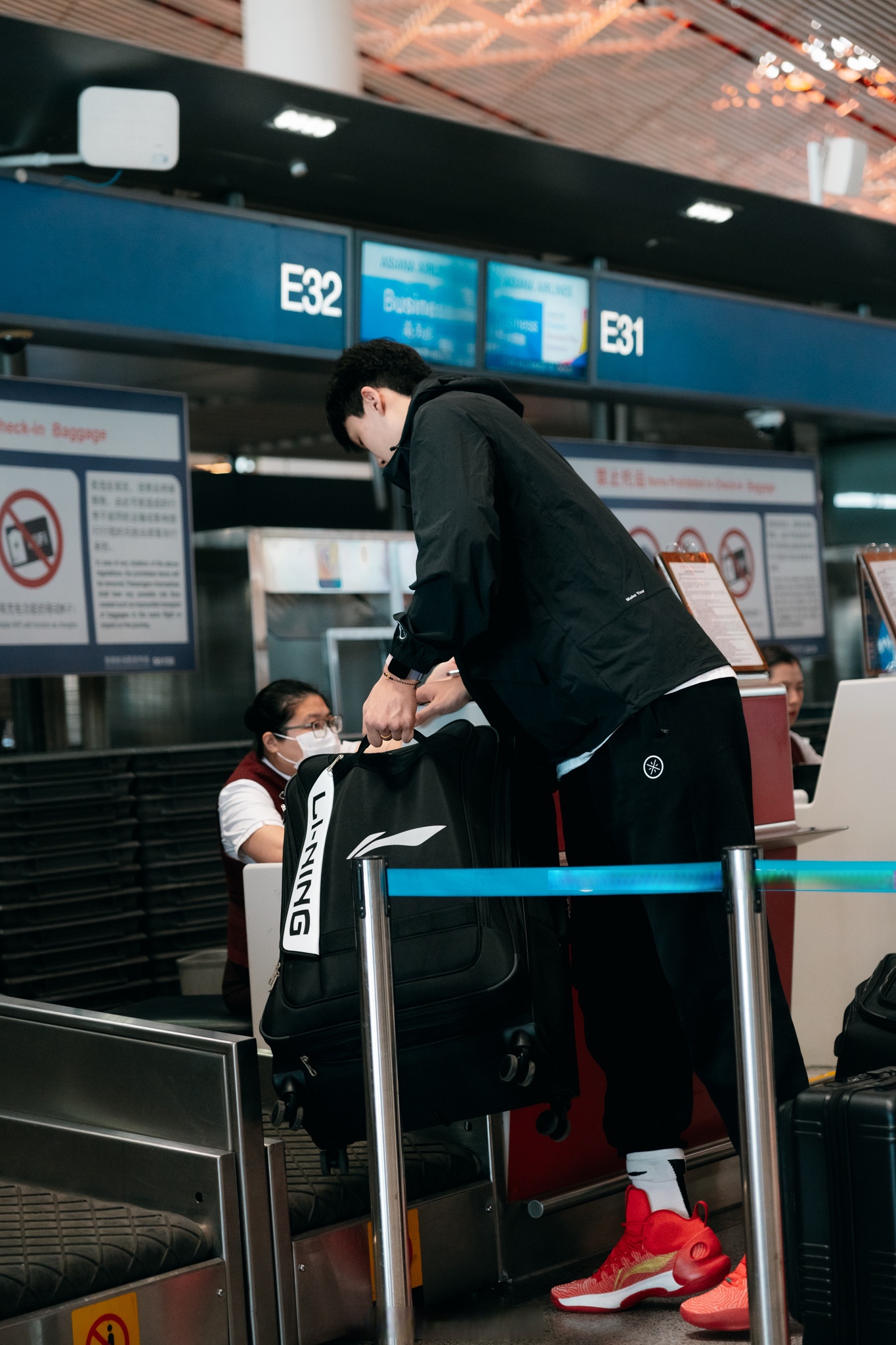 关于杨瀚森父母启程前往美国陪儿子参加NBA选秀大会的信息