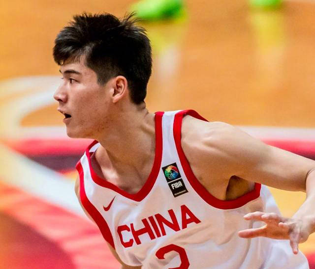 广西男篮队员凝聚力强，压倒性胜利