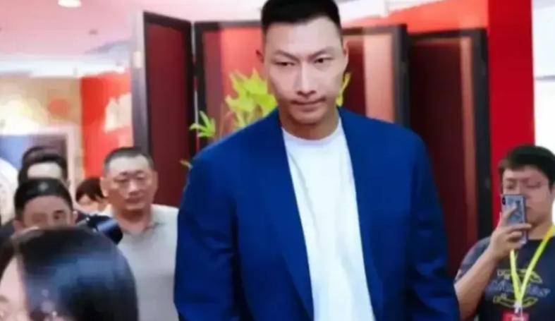 央视取消易建联专访播放，名嘴杨毅点评！谁给定性有罪？别想太多的简单介绍