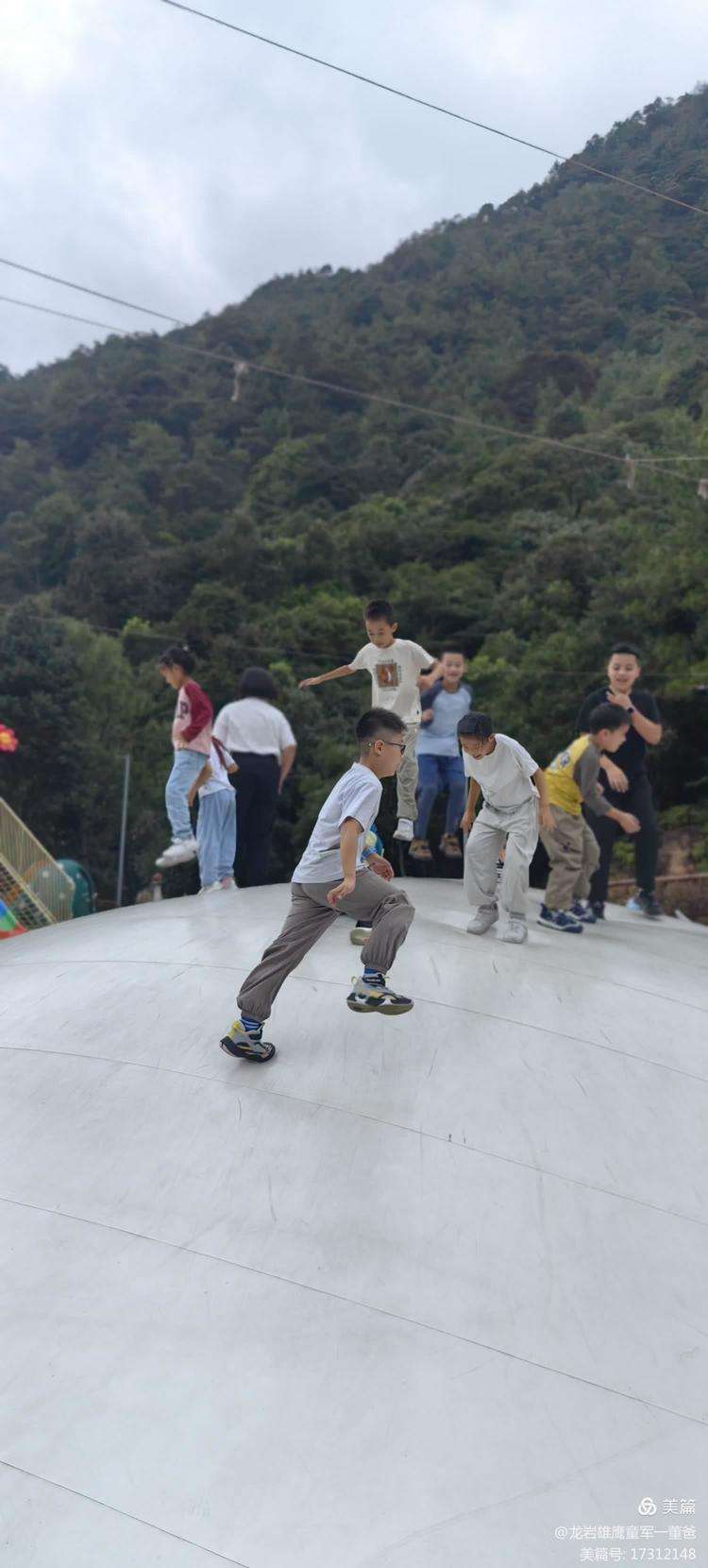 雄鹿队员踢乒乓球赛场嗨翻天