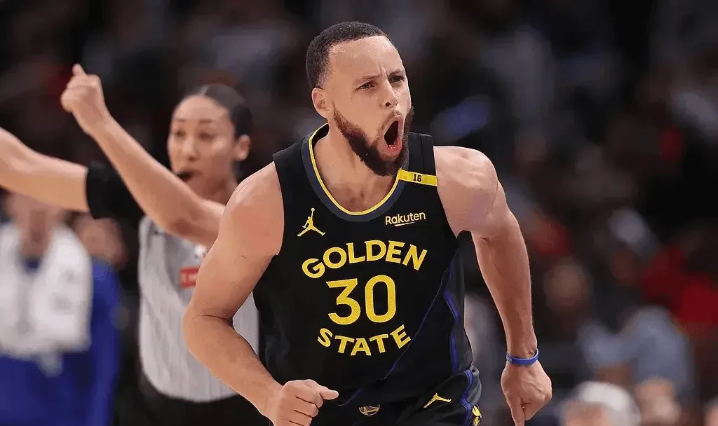 包含theScore评选近五年联盟最佳阵容一阵：库里、约基奇领衔的词条